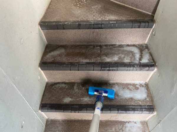 品川区にてマンションの定期清掃（床・階段・ゴミ置き場）
